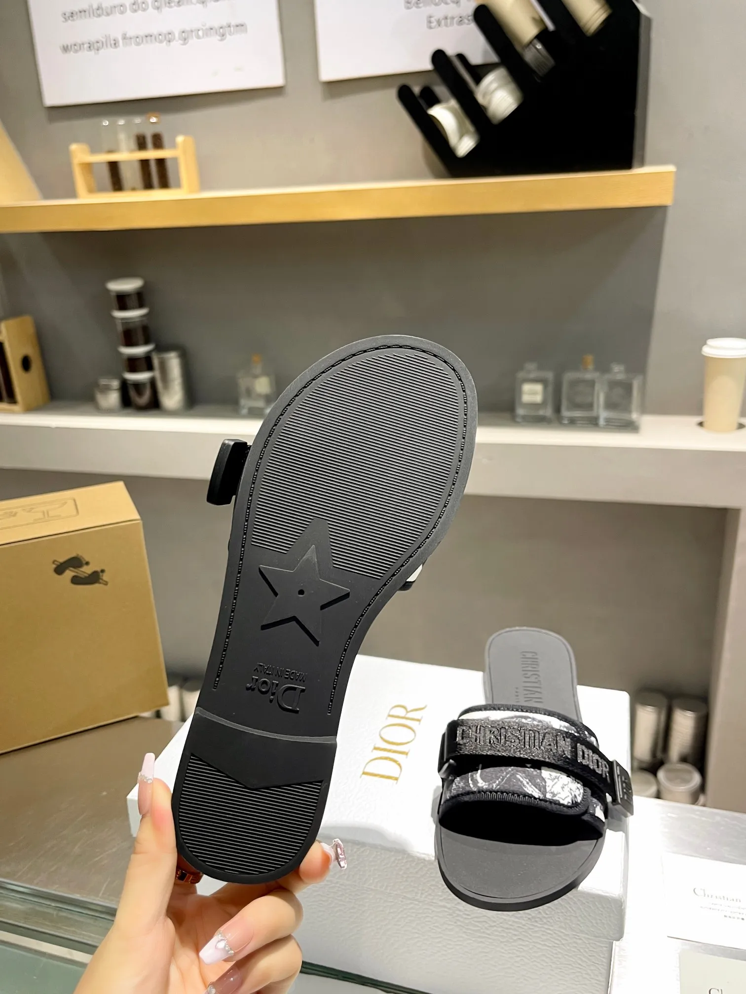 👟👟Ex-factory price 380👟👟 Dior D’s latest series of Velcro buckle sandals and slippers in new colors! Perfect reproduction of the original version, the most popular color matching fabric, super layered ▪️Original molded high-end TPU outsole (not ordinary rubber) ▪️Very comfortable and easy to walk. All upper materials are custom-made from the original ▪️3D electric embroidered three-dimensional cloth surface, very versatile, a must-have for lazy people in summer ▪️Number of yards: 35-41
